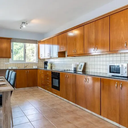 Melograno 3-br W/ Terrace In Ларнака