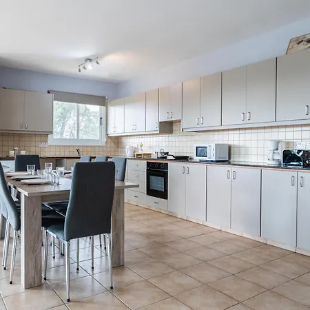 Daire Melograno 2-br & Terrace In Larnaca